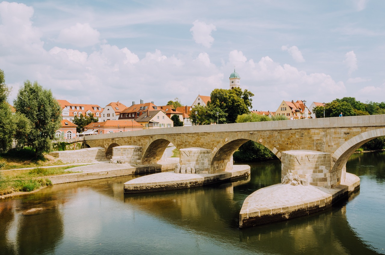 Die Steinerne Brücke in Regensburg mit Blick auf Stadtamhof