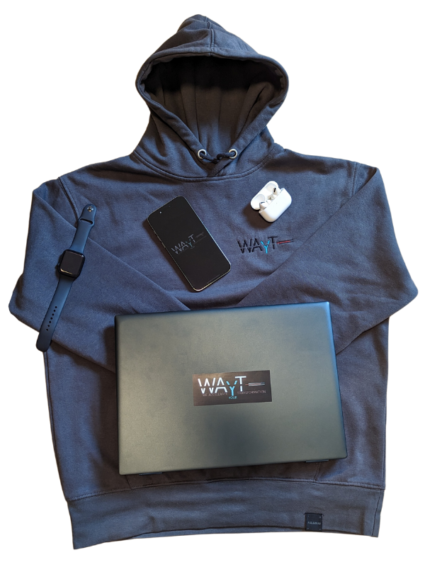 Ein Laptop, ein iPhone, AirPods, eine Apple Watch und ein WAYT-Hoodie
